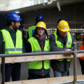 L\'Assessora Lapietra osserva il cantiere
