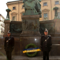 La corona posta al monumento a Giuseppe Mazzini