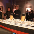 L'Assessore Sacco osserva il modellino in scala 1/100 del Titanic