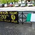 La targa ad Augusto Daolio e lo striscione del Fan club