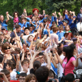 La festa nel piazzale sottostante l'ospedale Regina Margherita