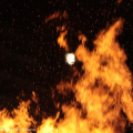La luna oltre al fuoco