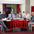 Il tavolo della conferenza stampa