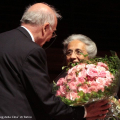 Mario Di Martino, astronomo dell’Istituto Nazionale di Astrofisica omaggia Piera Levi-Montalcini con un mazzo di fiori