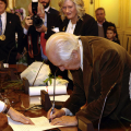 La firma dell'atto di investitura