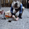Gunter Demnig posa la pietra in via Stampatori