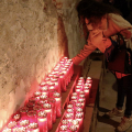 Le candele in memoria dei deportati nei lager nazisti