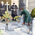 Fulvia Raineri posa un fiore sulla tomba di Domenico Carpanini