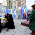 I vigili depositano la corona d'alloro sotto la lapide in memoria di Domenico Carpanini