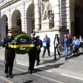 La deposizione della corona davanti al Municipio
