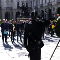 La deposizione della corona davanti al Municipio