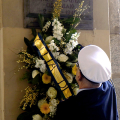 La deposizione della corona alla lapide che ricorda il sacrifico di Carlo Chiesa