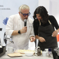Lo chef Scabin controlla gli gnocchi della Sindaca Appendino