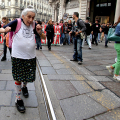 Anna balla durante un corteo