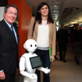 Gian Maria Gros-Pietro e Chiara Appendino con Pepper, il robot-guida dell'Innovation Center di Intesa Sanpaolo