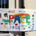 Uno striscione in piazza Noce