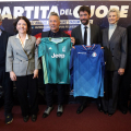 Foto di gruppo con le magliette ufficiali