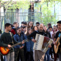 Uno degli interventi degli studenti della scuola media Peyron
