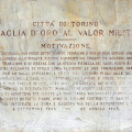 La targa che ricorda la Medaglia d'oro al valor militare della Città di Torino