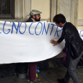Marco Giusta mette il primo "segno" sullo striscione contro l'omotransfobia