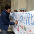 Stuart Milk mette un "segno" contro l'omotransfobia