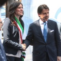 La stretta di mano fra la Sindaca Appendino e il Premier Conte