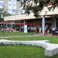 Le sedute informali sagomate nel prato