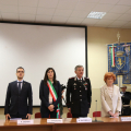 Le autorità in piedi per l'Inno Nazionale