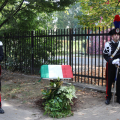 La targa ricoperta dal Tricolore