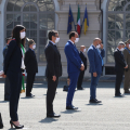 Le autorità nel cortile d’onore del Comando per la Formazione e Scuola di Applicazione dell’Esercito