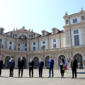 Le autorità nel cortile d’onore del Comando per la Formazione e Scuola di Applicazione dell’Esercito