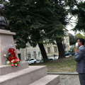 Il Console Generale dell'India di Milano, Dottor George Binoy. prega davanti al busto del Mahatma Gandhi