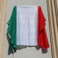 Il Tricolore avvolge la targa