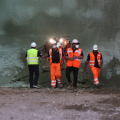 Gli operai escono dal tunnel