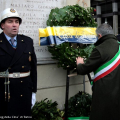 La corona di fiori posta sotto la lapide dei martiri del 18 dicembre 1922