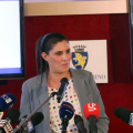 La Sindaca uscente, Chiara Appendino, si congratula col vincitore in conferenza stampa