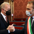 La stretta di mano fra Damilano e Lo Russo