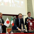 Lo scambio di uniformi tra le squadre calcistiche Nahoya Fc, Juventus e Torino