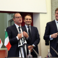 Lo scambio di uniformi tra le squadre calcistiche Nahoya Fc, Juventus e Torino