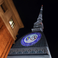 Il logo del gemellaggio sulla Mole Antonelliana