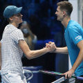 La stretta di mano finale fra Sinner e  Hurkacz