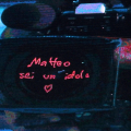 La dedica sull'obiettivo della telecamera 'Matteo sei un idolo'