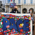 Il Sindaco Stefano Lo Russo,con la bandiera della Pace