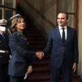 La stretta di mano all'arrivo a Palazzo Civico