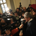 L\'assedio finale dei giornalisti