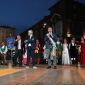 Il Sindaco e i figuranti sul palco di piazza Castello
