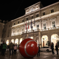 La nuova illuminazione a led sulla facciata di Palazzo Civico, creata dall'artista Luca Bigazzi
