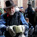 Gunter Demnig posa la Pietra d'Inciampo Isacco Cohen in Via S. Pio V, 28 - Torino