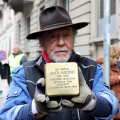 Gunter Demnig posa la Pietra d'Inciampo Vanda Maestro in Corso Guglielmo Marconi, 11 - Torino