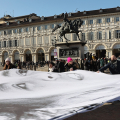 Performance collettiva JR a Torino, Piazza San Carlo